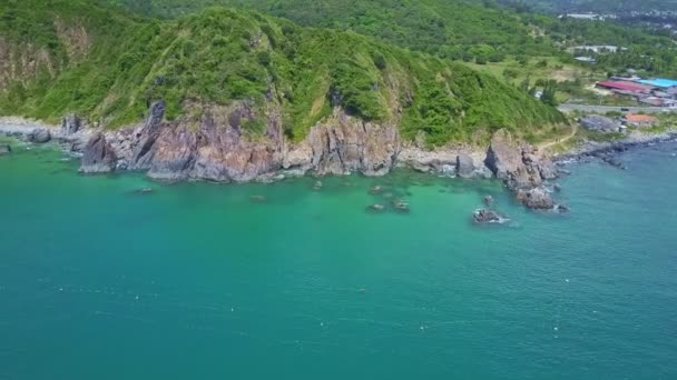 Ocean city karşı defne ve kayalık deniz kıyısı — Stok video