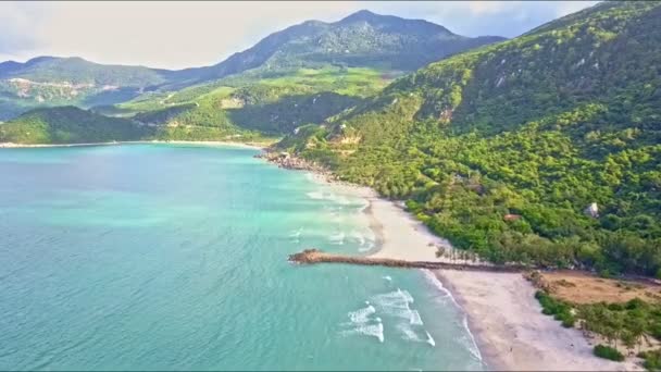 Océano con olas surfear a lo largo de la costa — Vídeos de Stock