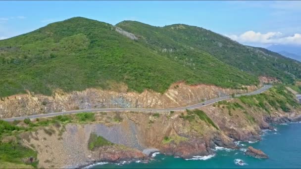 Highway between rocky slopes and sea — Stock Video