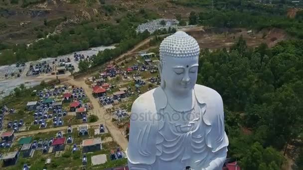 Krásná bílá socha Buddhy — Stock video