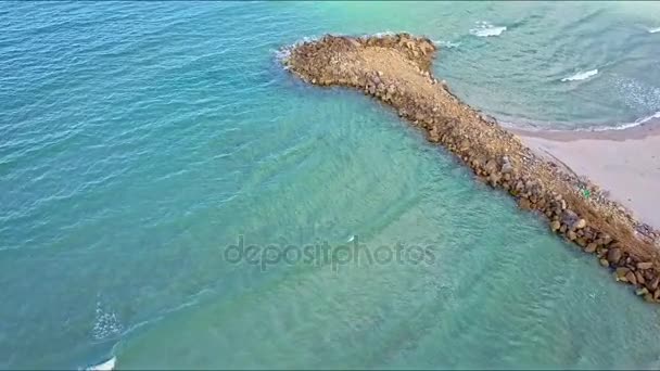 Okyanus plaj üzerinde taş iskele — Stok video