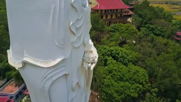 Schöne weiße Buddha-Statue — Stockvideo