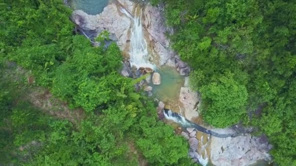 Río de montaña con cascadas de cascada y rocas — Vídeo de stock