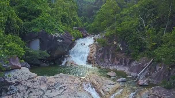 Gebirgsfluss-Kaskade mit Wasserfall — Stockvideo