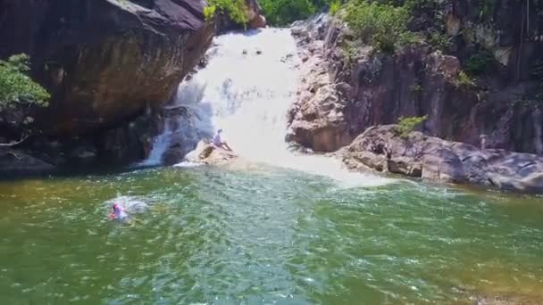 Tourists swimmming in wonderful lake water — Stock Video