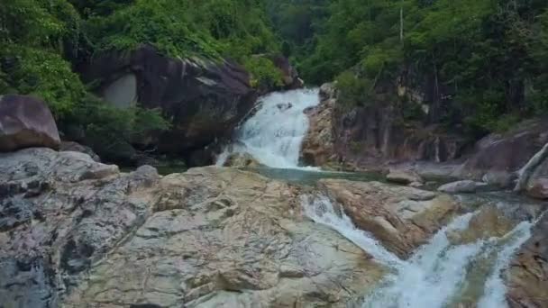 Cascada con lago en el fondo entre colinas — Vídeo de stock