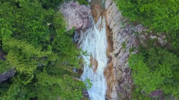 Mountain river med vattenfall kaskader och stenar — Stockvideo