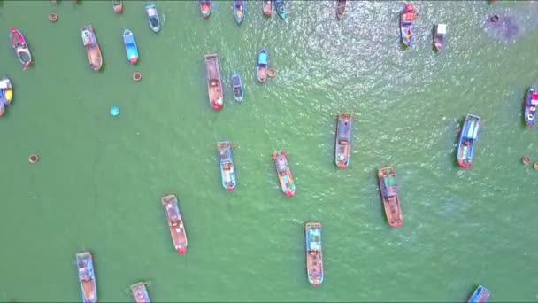 Fischerboote segeln auf flacher Meeresoberfläche — Stockvideo
