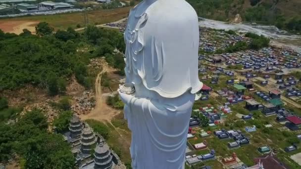 Hermosa estatua de Buda blanco — Vídeo de stock