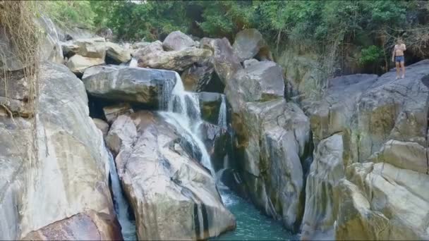 Canyon met rivier die loopt tussen stenen — Stockvideo