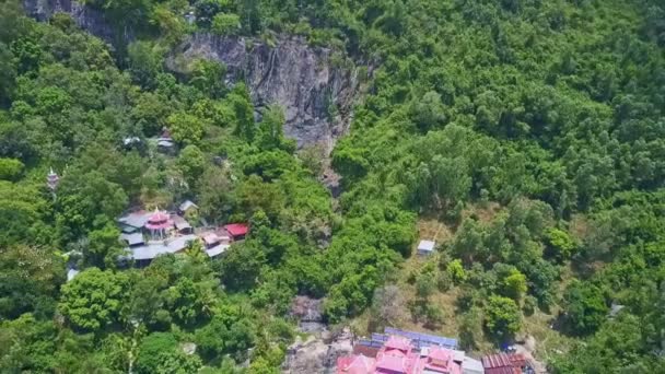 Templo budista entre florestas tropicais — Vídeo de Stock