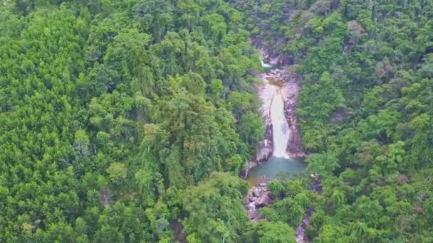 Horská řeka s vodopád cascade mezi džungle — Stock video