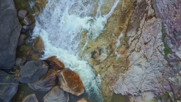 rivière de montagne avec cascades et rochers cascades 