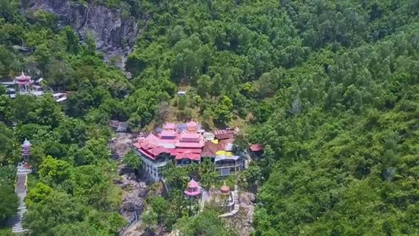 在山的另一边的热带树林的佛教寺院 — 图库视频影像