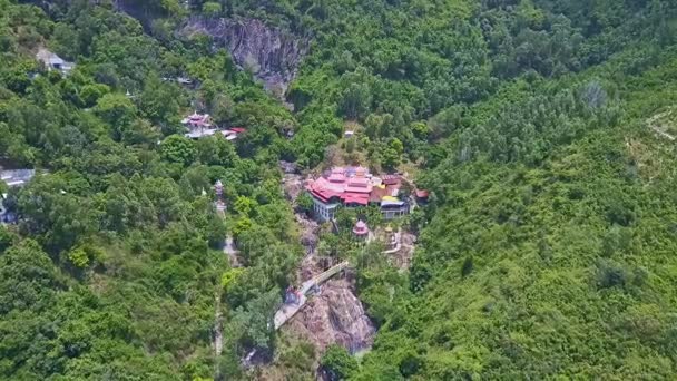Templo budista em florestas tropicais no lado da montanha — Vídeo de Stock