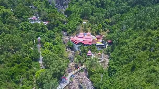 Boeddhistische tempel in tropische bossen op berghelling — Stockvideo