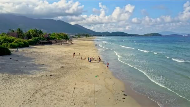 사람들이 모래 해변의 가장자리에 산책 — 비디오