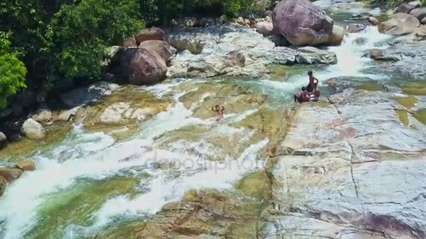 돌 산 바위 강에 소년 슬라이드 — 비디오