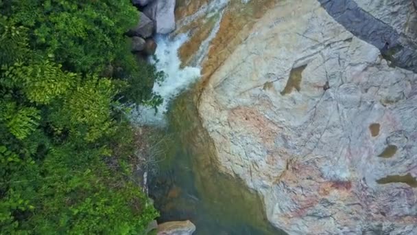 Gebirgsfluss mit Wasserfallkaskaden und Felsen — Stockvideo