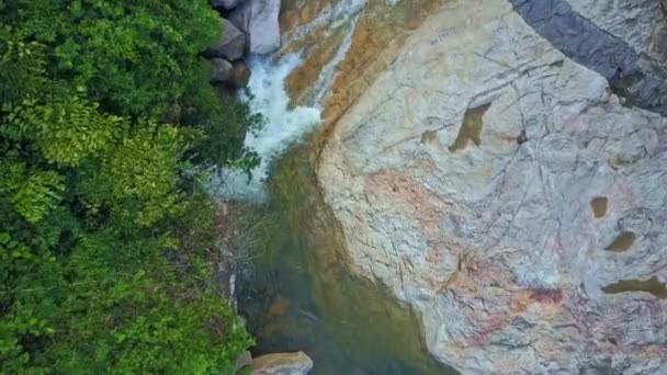 Rio de montanha com cascatas de cachoeira e rochas — Vídeo de Stock