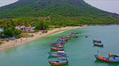 turist tekneleri kum plaj tarafından defne yüzeyi