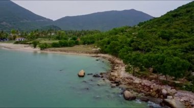 turist tekneleri kum plaj tarafından defne yüzeyi
