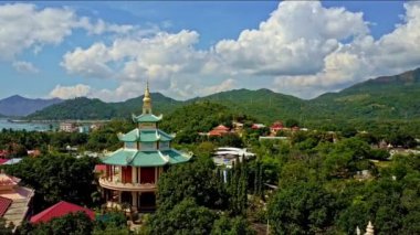 Budist Chua Ngoc oğlu Tapınağı Buda heykelleri ile