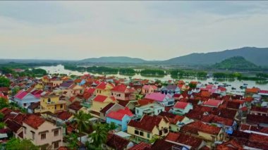 evler ve geniş nehir beldesi