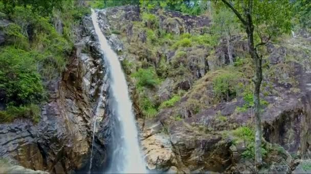 See zwischen felsigen Ufern mit Gebirgswasserfall — Stockvideo