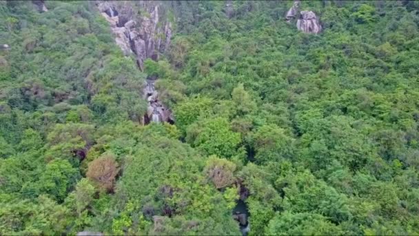 Δάσος ανάμεσα στα βουνά για τον καταρράκτη καταρράκτες στο φαράγγι — Αρχείο Βίντεο