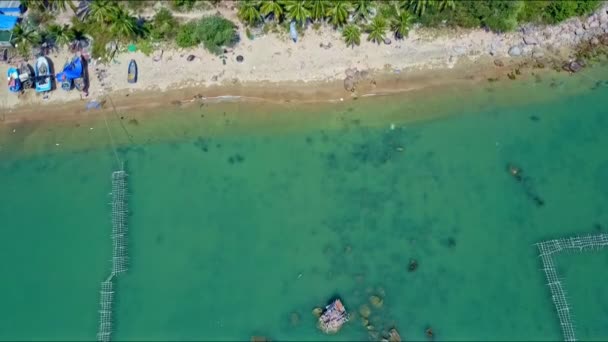 Baía tranquila com barcos de pesca — Vídeo de Stock