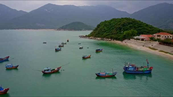 Barcos turísticos na superfície da baía por praia de areia — Vídeo de Stock