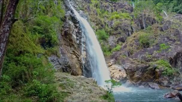 Meertje in rotsachtige oevers met berg waterval — Stockvideo