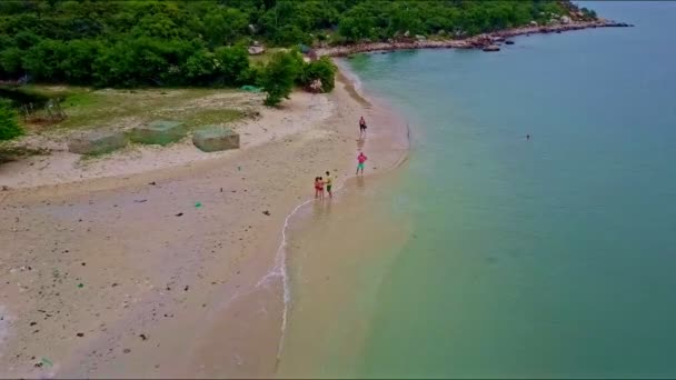 Orang-orang beristirahat di pantai — Stok Video