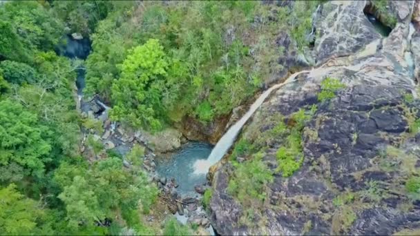 Повітряний вид на високогір'я з пінистим водоспадом — стокове відео
