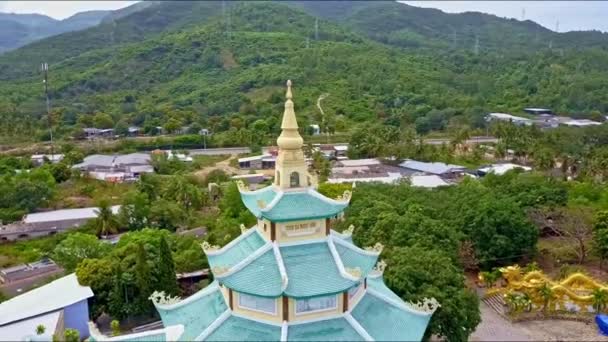 Buddhistiska Chua Ngoc Son pagoda av staden — Stockvideo