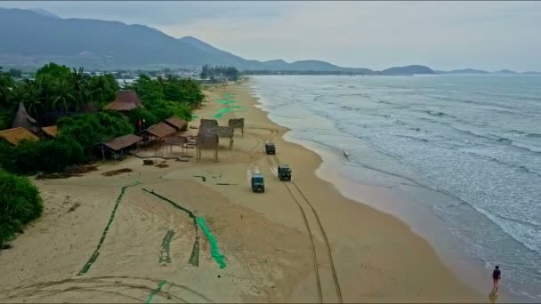 Jip militer mendekati orang-orang di pantai — Stok Video