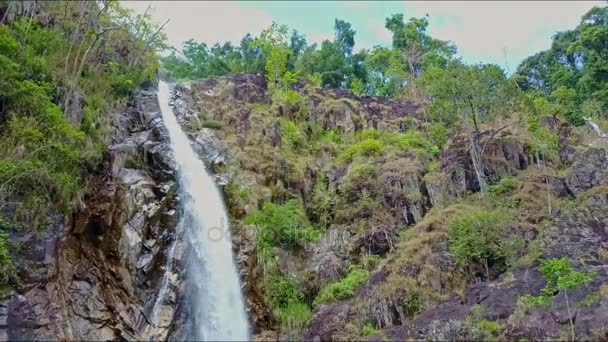 Sjön bland steniga banker med mountain vattenfall — Stockvideo