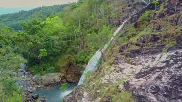 Luchtfoto van highland met schuimend waterval — Stockvideo