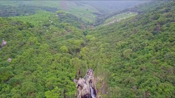 Bosque entre montañas a cascadas cascada en cañón — Vídeo de stock