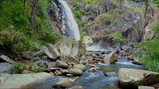 Meertje in rotsachtige oevers met berg waterval — Stockvideo