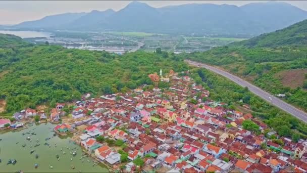 Baho cidade na costa do mar entre a selva — Vídeo de Stock