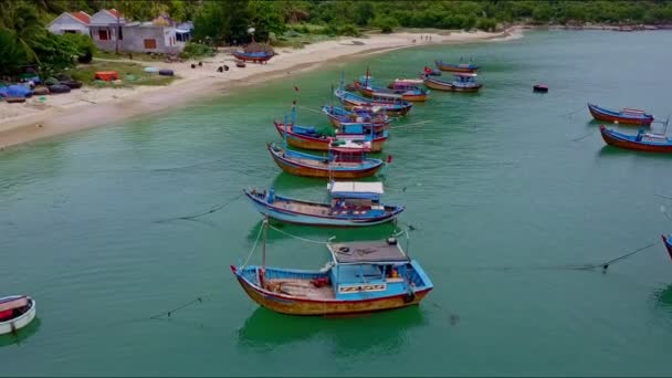 Tourist boats on bay surface by sand beach — Stock Video