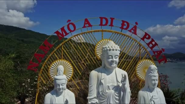 Buddha statyer och visar azure bay — Stockvideo