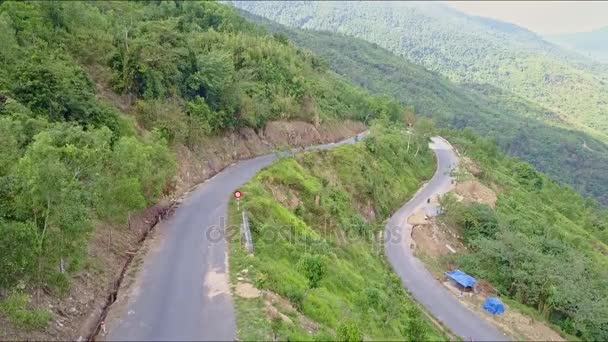 Paesaggio montuoso lungo la strada di montagna curvie — Video Stock