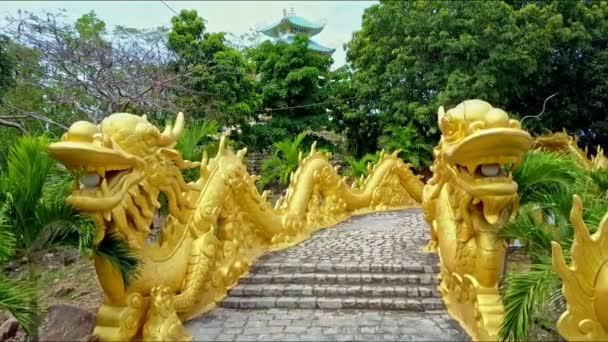 Treppe zwischen erstaunlichen goldenen Drachen — Stockvideo