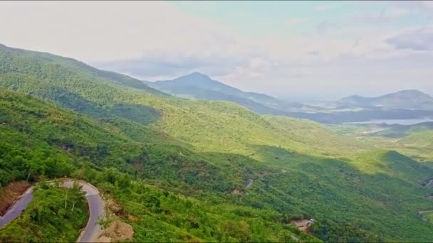 Горный ландшафт вдоль курчавой горной дороги — стоковое видео