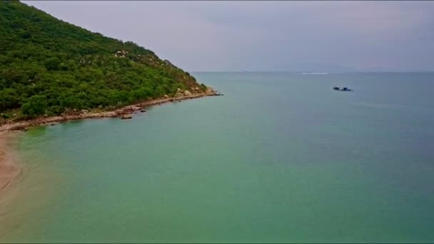 Havsytan längs sandstranden till berg — Stockvideo