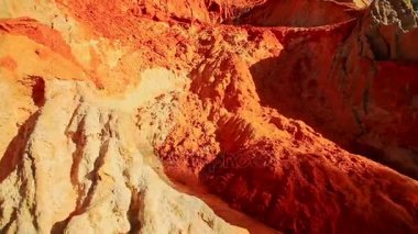 Benekli dik peri akışı yamaç