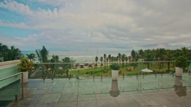 Yalı plaj ve tropikal park ile